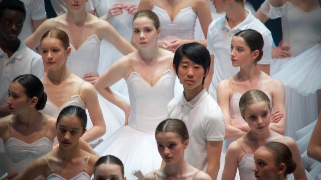 élèves en tutu lors du spectacle Corps de ballet