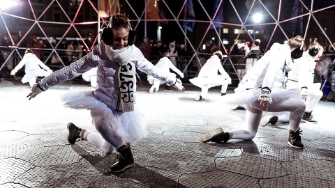 élèves faisant une révérence lors de la Nuit Blanche au Quartier des spectacles de Montréal