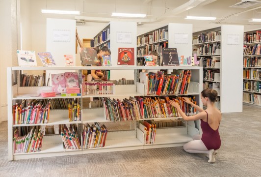 Young dancers of the école supérieure de ballet du québec studying in the Vincent Warren Dance Library