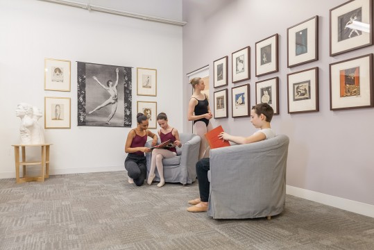 reading room at the bibliothèque de la danse Vincent-Warren