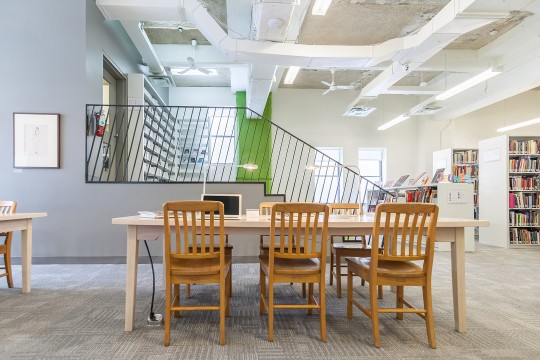 table and chairs of the Bibliothèque de la danse Vincent-Warren