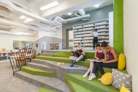 jeunes danseurs de l'école supérieure de ballet du québec qui étudient dans la bibliothèque de la danse vincent warren