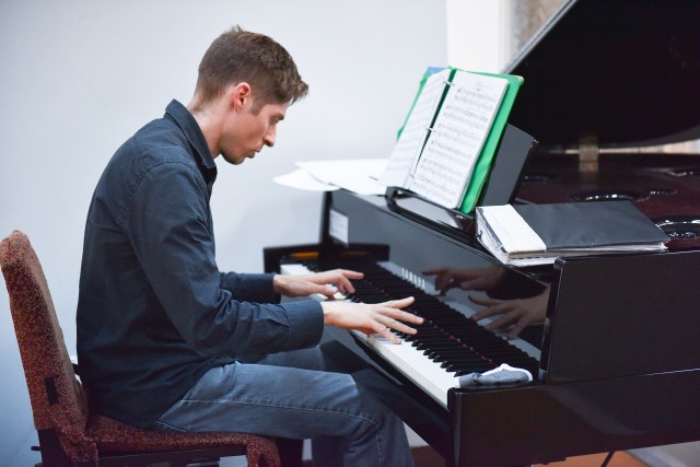 Un pianiste qui accompagne une classe de ballet.